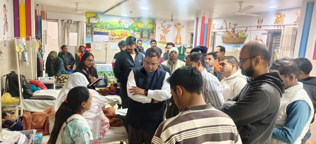 इंदौर: दूषित पानी से बीमार लोगों से मिलने अस्पताल पहुंचे कलेक्टर, उपचार की व्यवस्थाओं का लिया जायजा