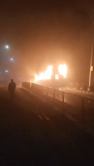 बीकानेर में बड़ा हादसा टला, टक्कर के बाद स्लीपर बस में लगी आग