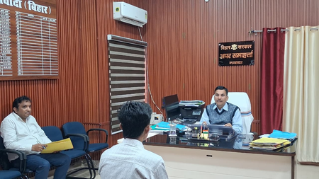 नवादा: 'सबका सम्मान-जीवन आसान' के तहत जिलेभर के सरकारी कार्यालयों में जनसुनवाई आयोजित