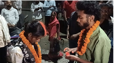 झारखंडः गढ़ना के होटल में पकड़े गए जोड़े ने सड़क पर रचाई शादी, तीन अन्य जोड़ों ने भरा विवाह का बांड