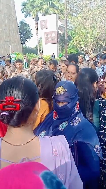 नोएडा में धरना-प्रदर्शन के बीच पुलिस अलर्ट, सोसायटी की मेड ने भी पैसे बढ़ाने की मांग को लेकर किया हंगामा