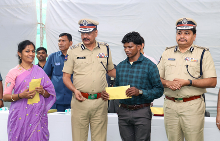 छत्तीसगढ़ के 47 माओवादियों ने तेलंगाना डीजीपी के सामने किया सरेंडर, भारी मात्रा में हथियार जमा