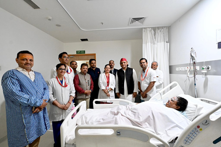 अखिलेश यादव का पुतला जलाते वक्त जलीं भाजपा विधायक से मिलने खुद अस्पताल पहुंचे सपा अध्यक्ष