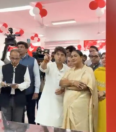 सीएम रेखा गुप्ता और ज्योतिरादित्य सिंधिया ने नेहरू प्लेस डाकघर का उद्घाटन किया