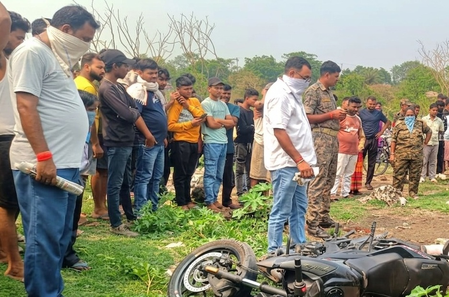 धनबाद में पत्थर से सिर कुचलकर युवक की हत्या, झाड़ियों से मिला शव