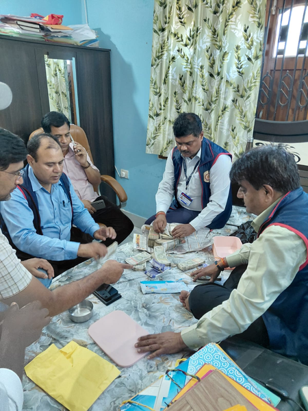 बिहार ईओयू ने 2 करोड़ की बेहिसाब संपत्ति के मामले में एग्जीक्यूटिव इंजीनियर के ठिकानों पर छापा मारा, 40 लाख रुपये बरामद