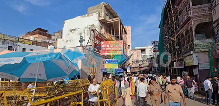 काशी विश्वनाथ मंदिर के बाहर पुलिसकर्मी की कार्बाइन से फायरिंग, तीन लोग घायल