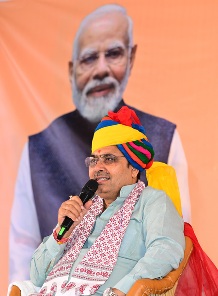 नागौर दौरे पर सीएम भजनलाल, खेत में महिलाओं संग किया कृषि कार्य