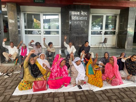 गैस पीड़ितों का भोपाल में हल्ला बोल, सुविधाएं घटाने के फैसले का विरोध