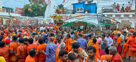 झारखंड के बैद्यनाथ धाम में उमड़ी शिवभक्तों की भीड़, 105 किमी तक लगी कांवड़ियों की कतार