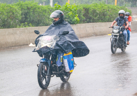 बारिश ने बदला दिल्ली-एनसीआर का मिजाज, येलो अलर्ट के बीच गर्मी से राहत