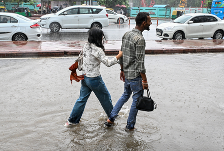 बारिश से बेहाल दिल्ली-एनसीआर: सड़कें बनीं समंदर, मौसम विभाग ने आज फिर जारी किया अलर्ट