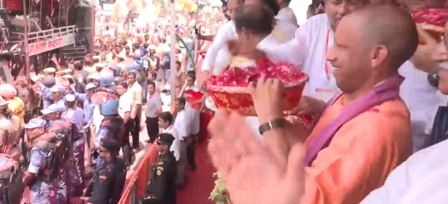 कांवड़ यात्रा में सीएम योगी का भव्य स्वागत! मेरठ में शिवभक्तों पर की पुष्पवर्षा, कहा- सुरक्षा से नहीं होगा कोई समझौता