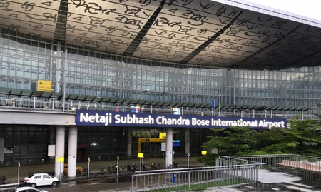 कोलकाता एयरपोर्ट पर एयर इंडिया एक्सप्रेस की उड़ान में 6 घंटे की देरी, परेशान यात्रियों ने जताई नाराजगी