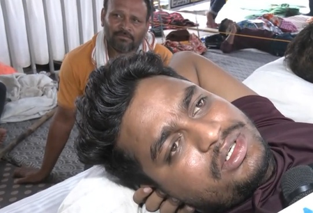 झारखंड में छात्रों का धरना, बोले- 'नौकरी तो बेच ही दी, अब जान भी ले लीजिए'