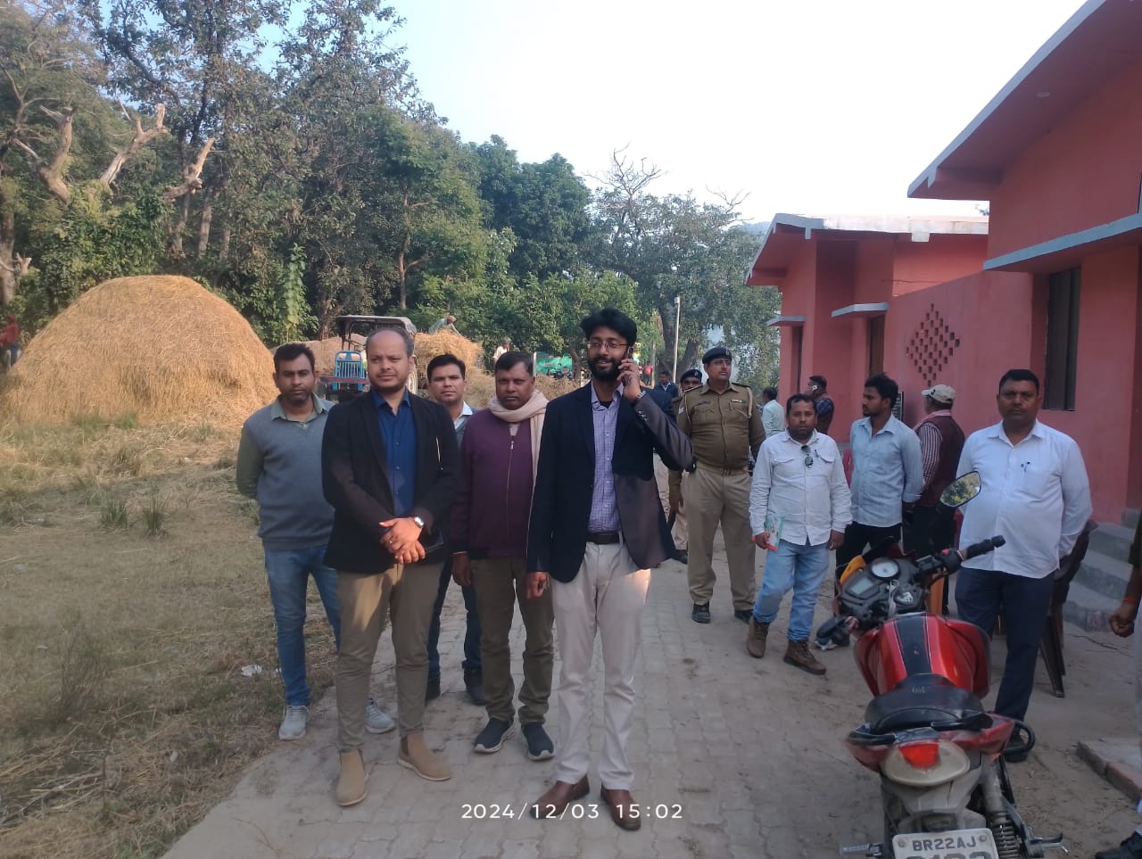 मुख्यमंत्री के संभावित आगमन पर प्रशासन युद्ध स्तर पर घोटवा टोला में कर रहा विकास कार्य