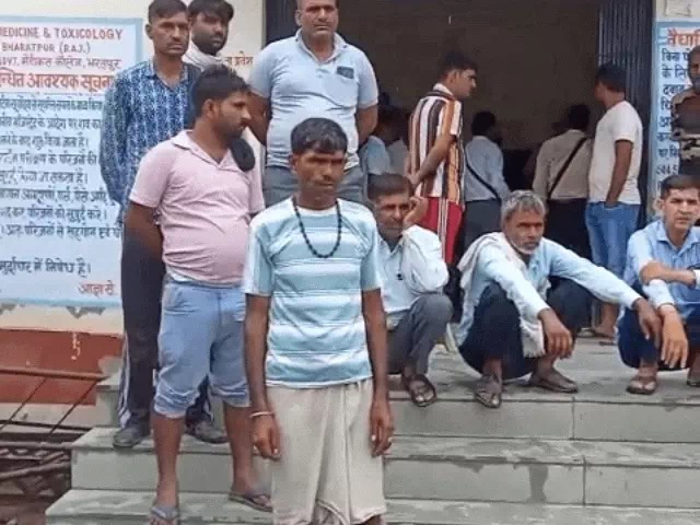 चलती बस में ड्राइवर-कंडक्टर के झगड़े के बीच पलटी स्लीपर बस, महिला की मौत; 15 यात्री घायल