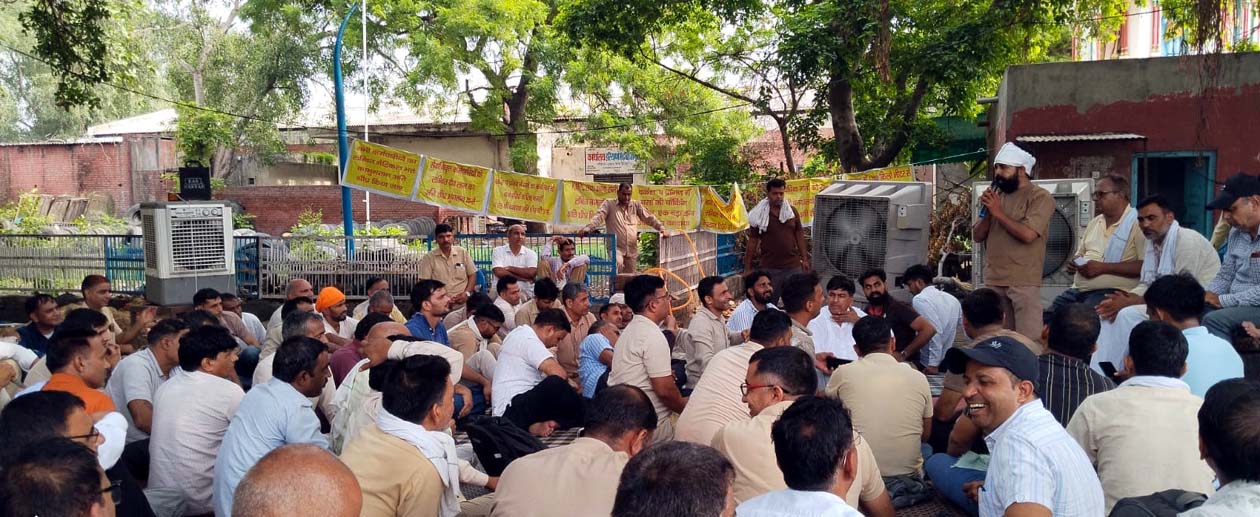 हिसार : रोडवेज कर्मचारियों ने रोका बसों का संचालन, धरना देकर की नारेबाजी