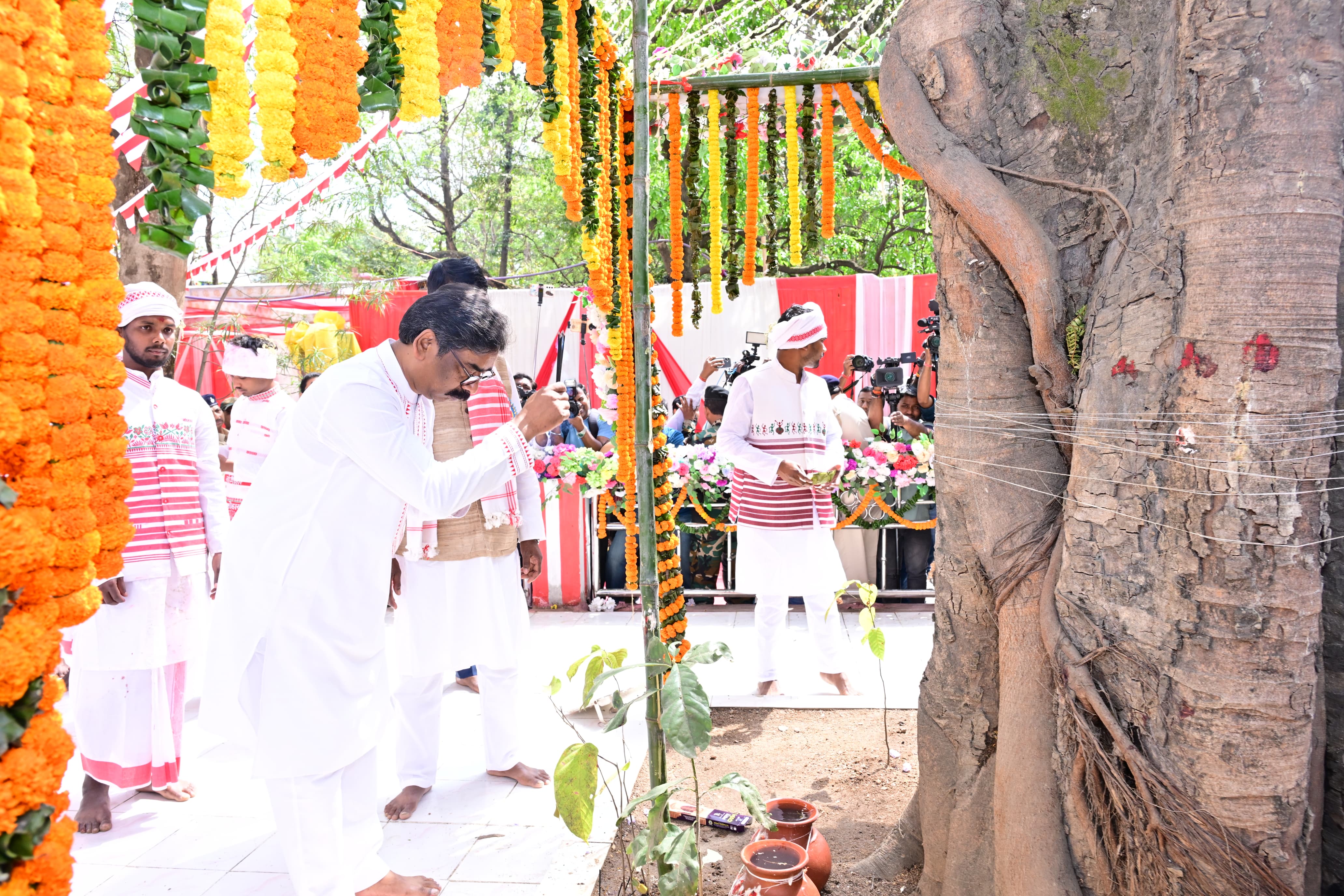 सरहुल महोत्सव में शामिल हुए मुख्यमंत्री हेमन्त सोरेन, प्रकृति संरक्षण का दिया संदेश