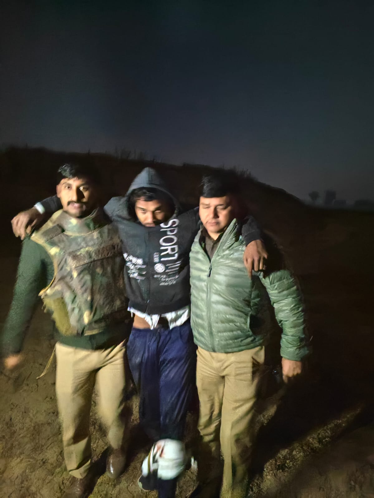 मुठभेड़ में तीन पशु तस्कर गिरफ्तार, चार पशु को कराया गया मुक्त