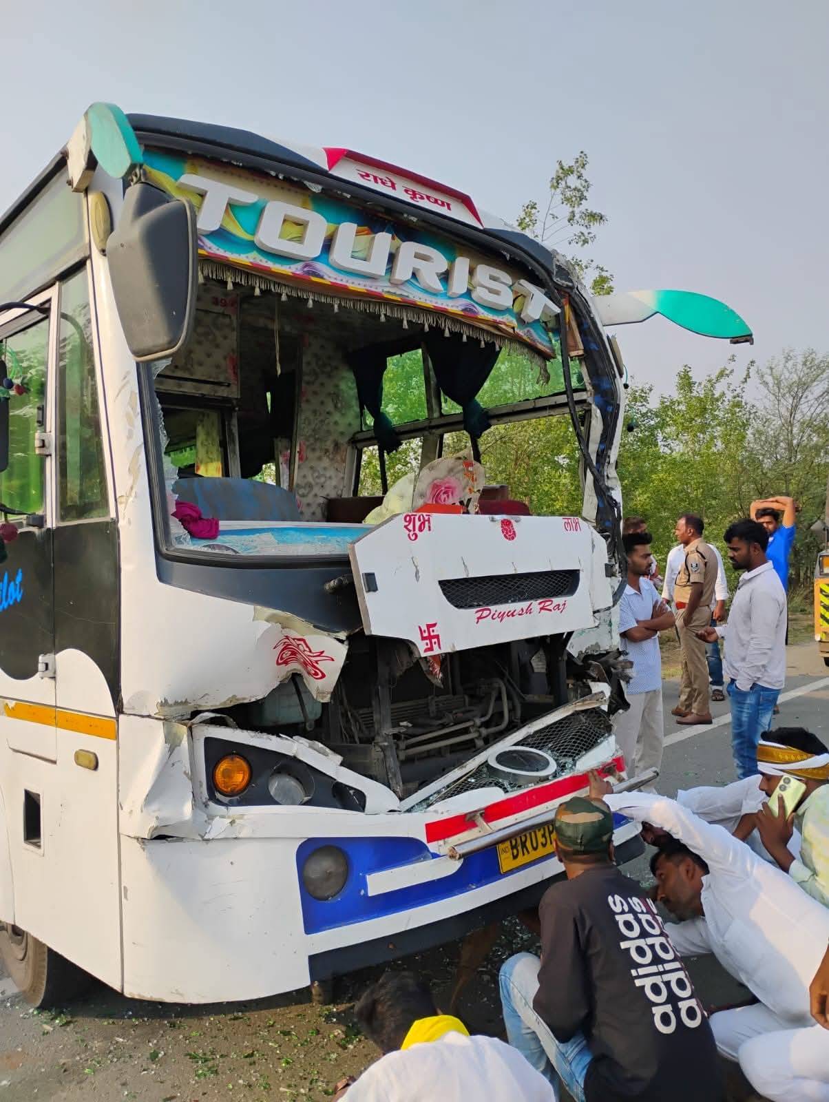 खुशियां मातम में बदलीं, तिलक से लौट रहे एक ही परिवार के 5 चिराग बुझे, ट्रक ने बस-पिकअप को रौंदा