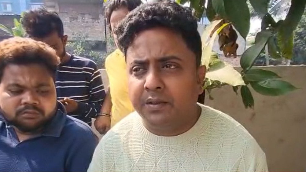 डानकुनी : मतदाता सूची में जीवित पार्षद का नाम मृतकों की सूची में, विरोध जताने खुद ही पहुंचे श्मशान