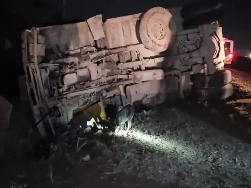 बेकाबू ट्रक ने आरपीएस की गाड़ी को टक्कर मारी, दबने से ड्राइवर की मौत