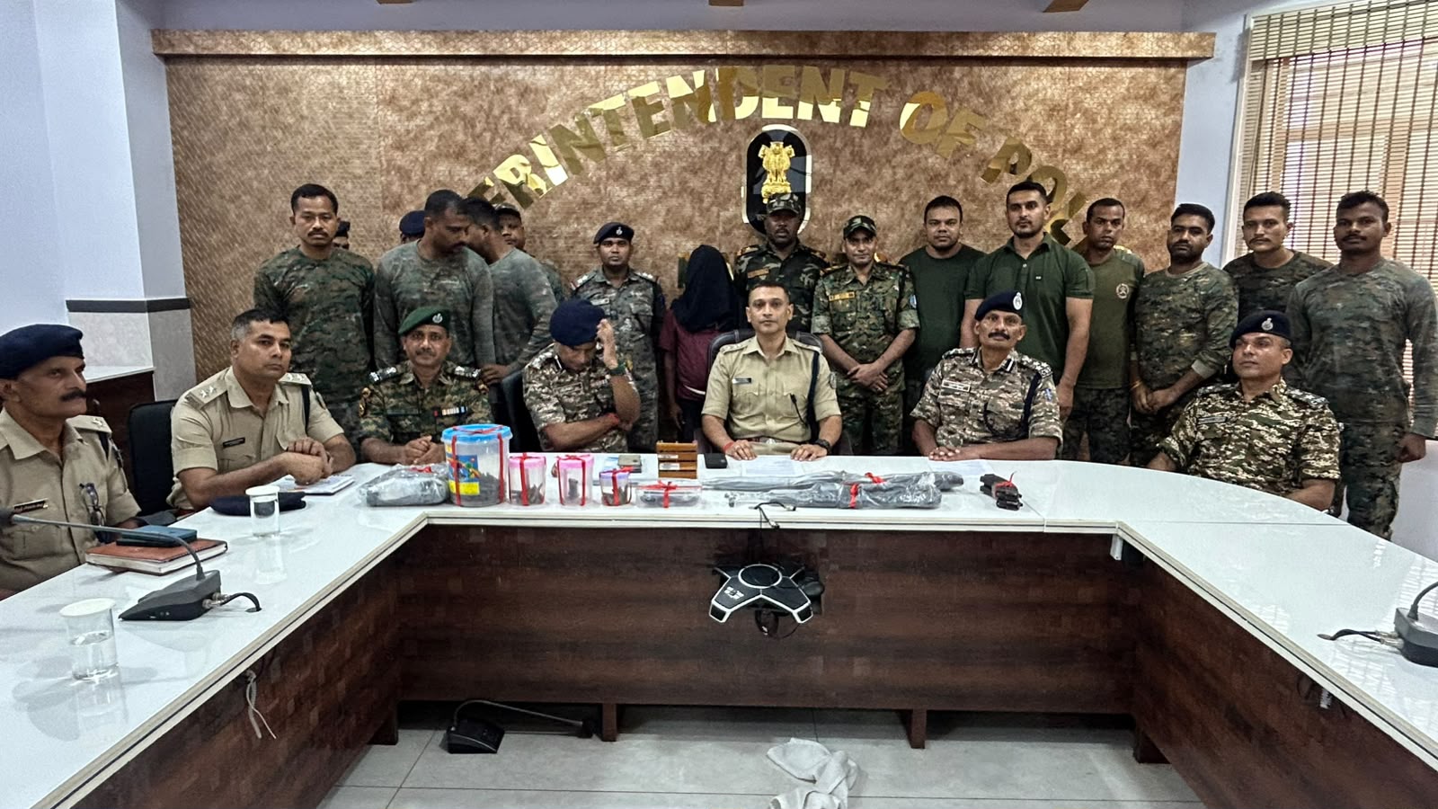 लातेहार में 20 लाख का इनामी माओवादी रविंद्र गंझू गिरफ्तार, एके-56 समेत भारी मात्रा में हथियार बरामद