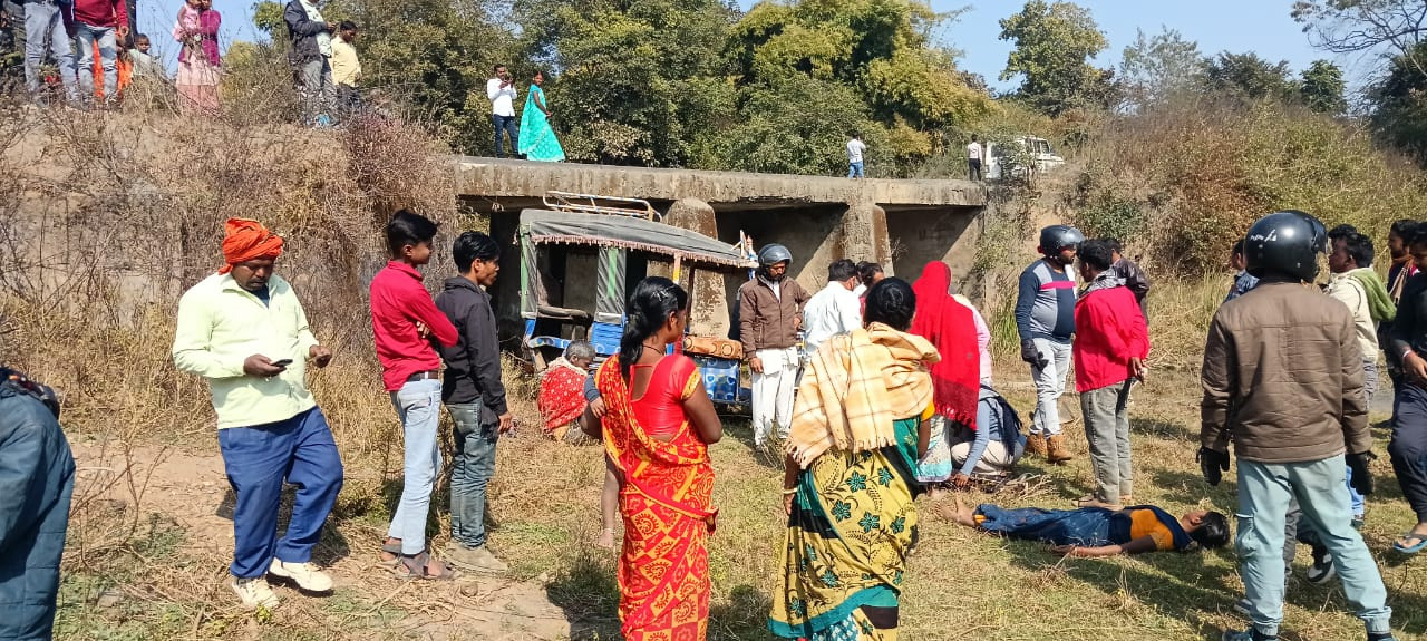 ऑटो के पुलिया के नीचे गिरने से एक ही परिवार के चार लोग घायल