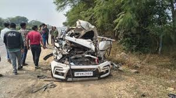 मप्रः इंदौर-भोपाल हाईवे पर खड़े कंटेनर में बेकाबू घुसी कार, दो लोगों की मौत और तीन घायल