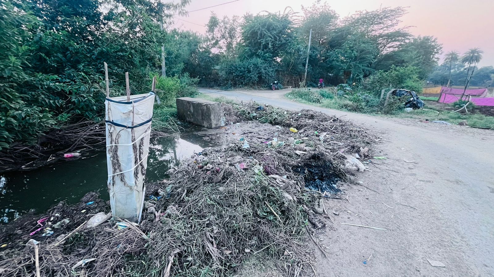 नहर से ओवरफ्लो पानी से दर्जनों घर और खेत जलमग्न, तीन साल से परेशान हैं सैंकड़ों लोग