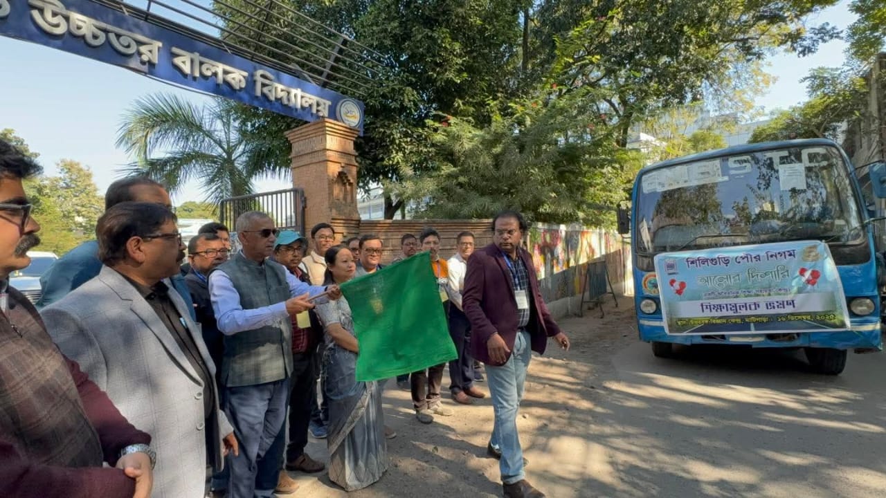 छात्रों के शैक्षणिक भ्रमण को मेयर ने दिखाई हरी झंडी
