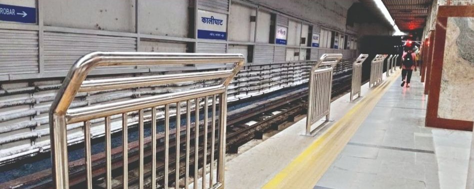 कालीघाट मेट्रो स्टेशन पर व्यक्ति ने पटरी पर कूदने की कोशिश की, कुछ देर बाधित रही ब्लू लाइन सेवा