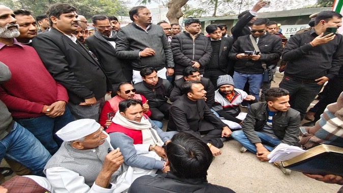 निलंबन के बाद कलेक्ट्रेट के बाहर धरने पर बैठे अलंकार अग्निहोत्री, आवास में बंधक बनाने का आराेप