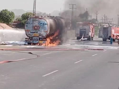 केमिकल टैंकर में भीषण आग: टायर फटने से बना आग का गोला, लंबा जाम