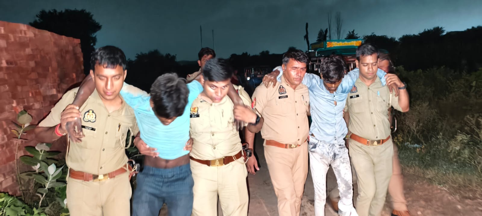 मुठभेड़ में दो शातिर अभियुक्त गिरफ्तार, गोली लगी