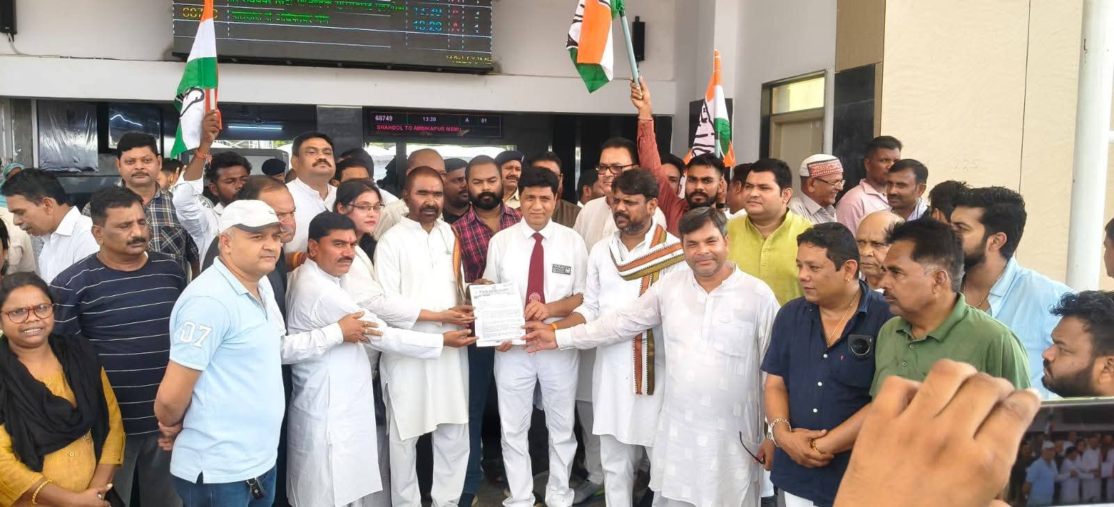 अनूपपुर: रेलवे समस्याओं को लेकर कांग्रेस ने सौंपा ज्ञापन, ट्रेनों के ठहराव और ओवरब्रिज निर्माण की उठाई मांग