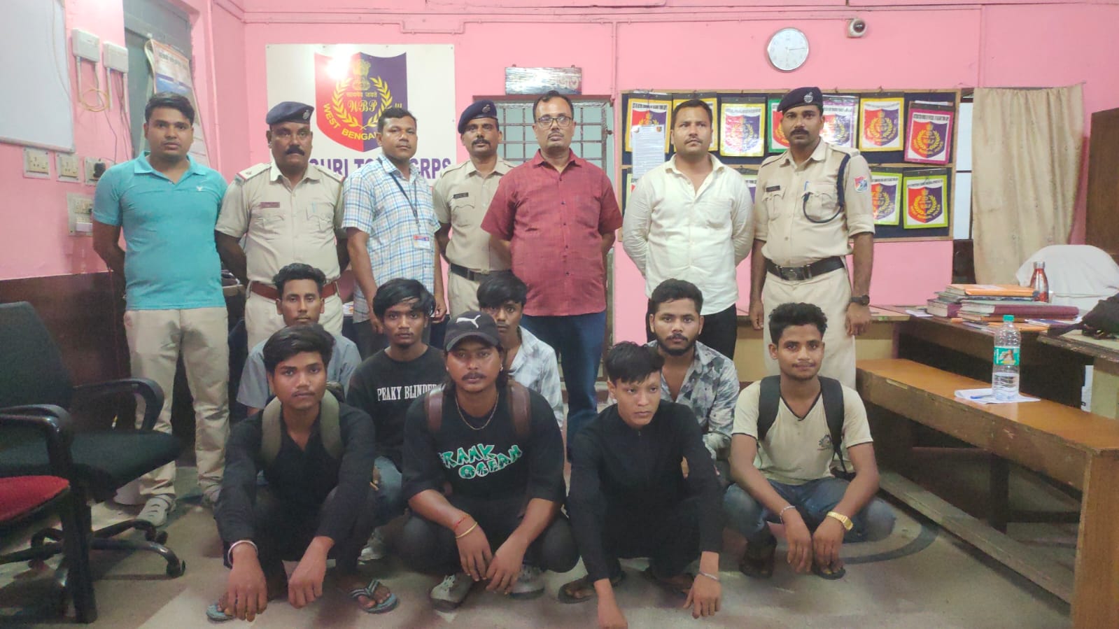 स्टेशन से आठ बांग्लादेशी गिरफ्तार, आज कोर्ट में पेशी
