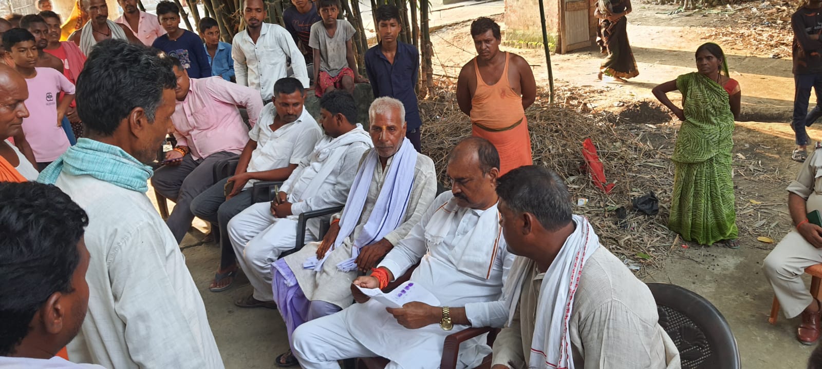 जनता के बीच पहुंचे वाल्मीकिनगर विधायक, समस्याएं सुनकर दिया समाधान का आश्वासन