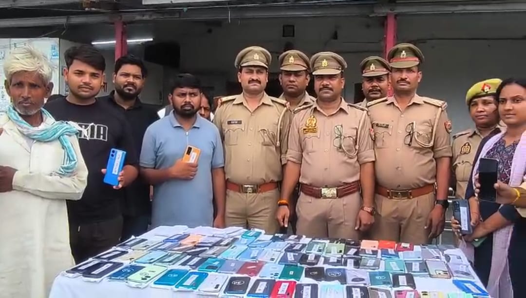 जीआरपी जौनपुर ने बरामद किए 88 गुम मोबाइल, मालिकों को लौटाए