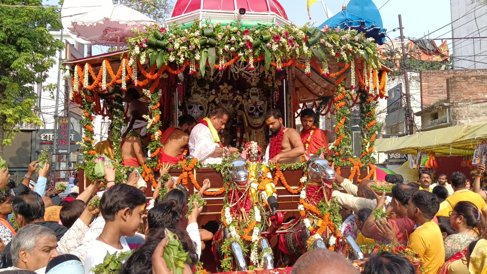 काशी में आस्था का महापर्व शुरू, लक्खा रथयात्रा मेले में भगवान जगन्नाथ के अलौकिक दर्शन
