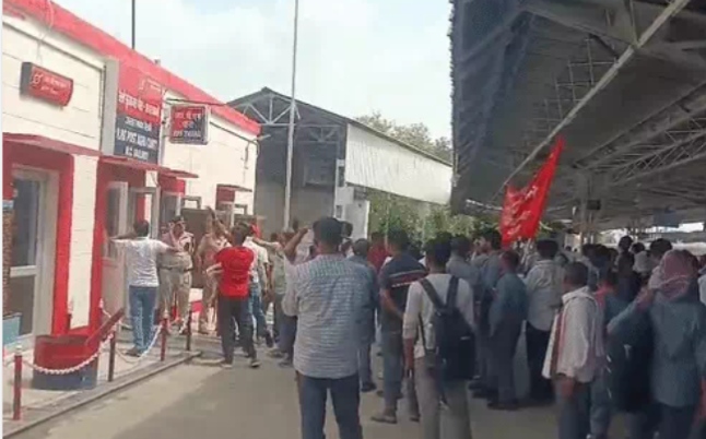 आगरा कैंट रेलवे स्टेशन पर स्टेशन मास्टर की पिटाई प्रकरण में आरोपित आरपीएफ जवानों के खिलाफ मुकदमा दर्ज, हो चुके हैं निलंबित