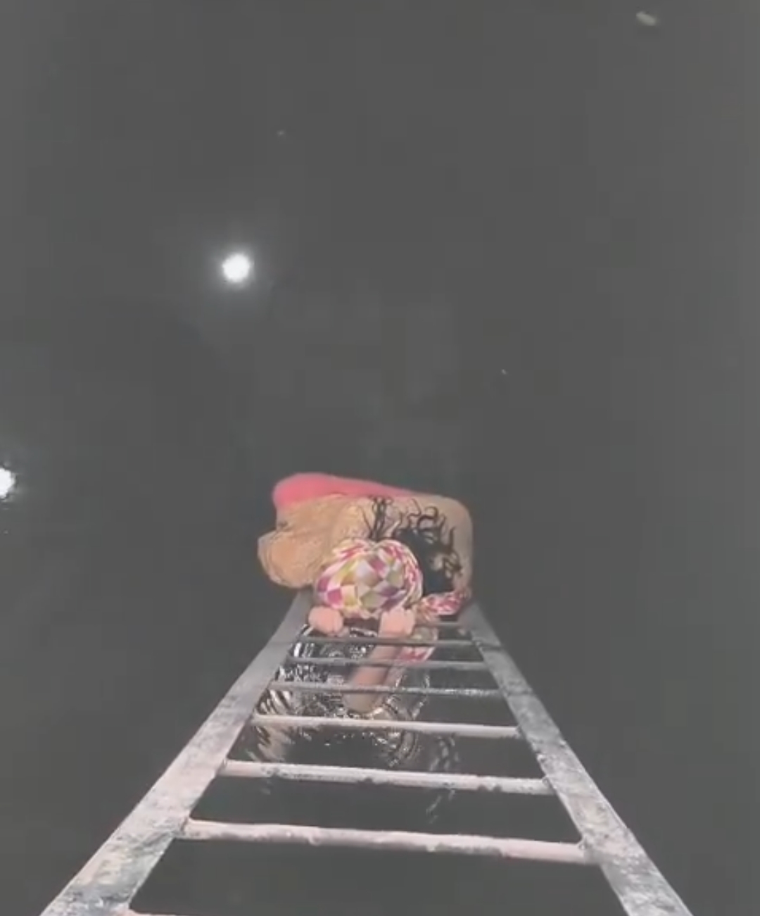 बागपत में पानी की टंकी के अंदर घुसी युवती, पुलिस की सूझबूझ से सुरक्षित निकाला