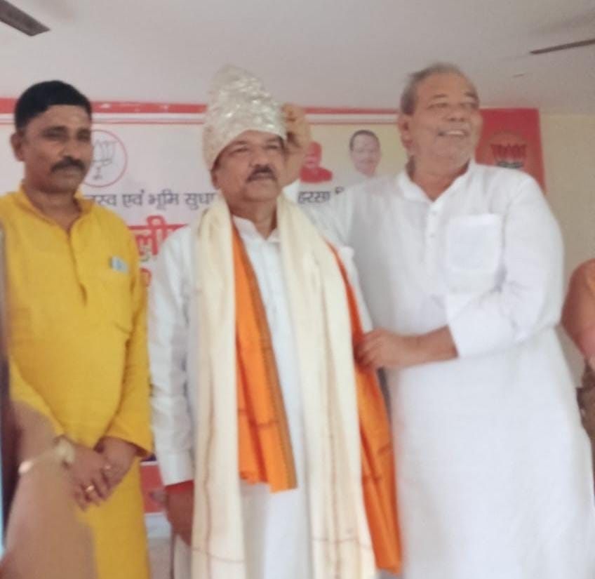 जिले के प्रभारी मंत्री दिलीप जायसवाल को पूर्व विधायक ने चांदी का मुकुट पहनाकर स्वागत किया