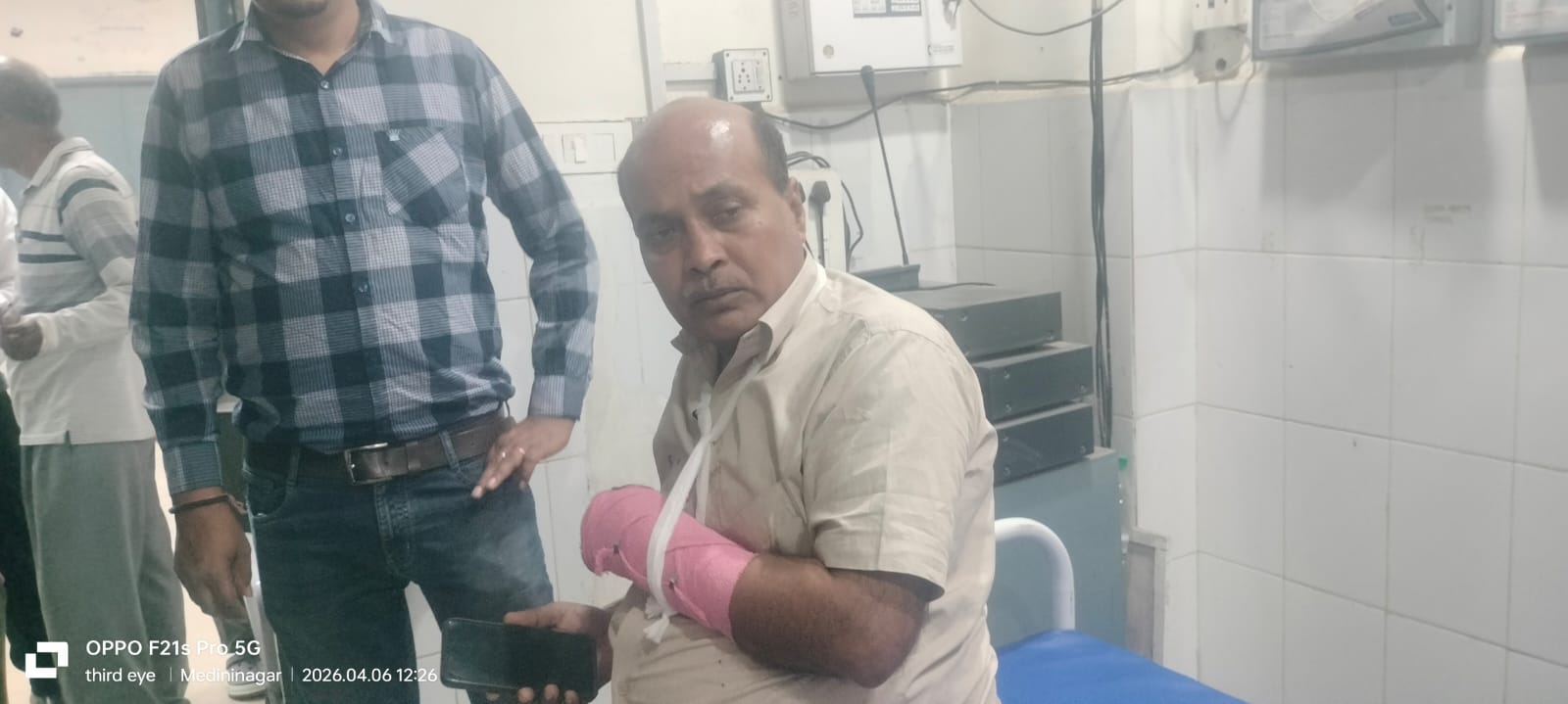 अंचलाधिकारी की गाड़ी में टेलर ने मारी टक्कर, दो सीओ जख्मी
