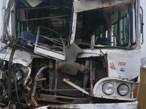 धुंध के कारण तीन वाहनों की टक्कर में कई घायल
