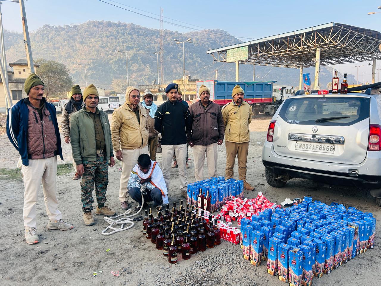 नवादा के रजौली चेक पोस्ट पर 167 लीटर विदेशी शराब जब्त, नालंदा का तस्कर गिरफ्तार