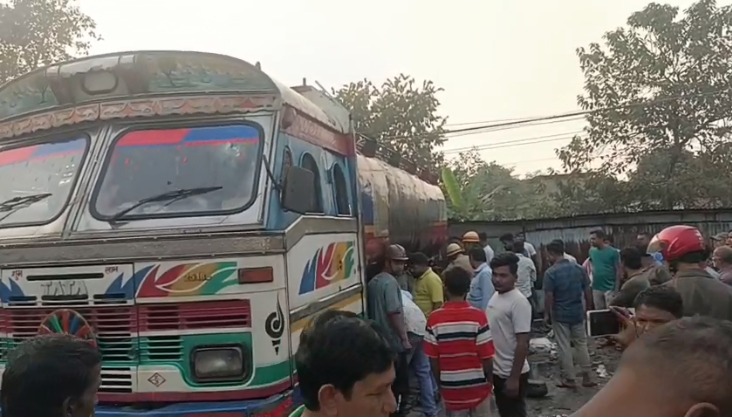 आईओसी गेट के सामने खड़े तेल टैंकर में लगी आग, बड़ी दुर्घटना टली