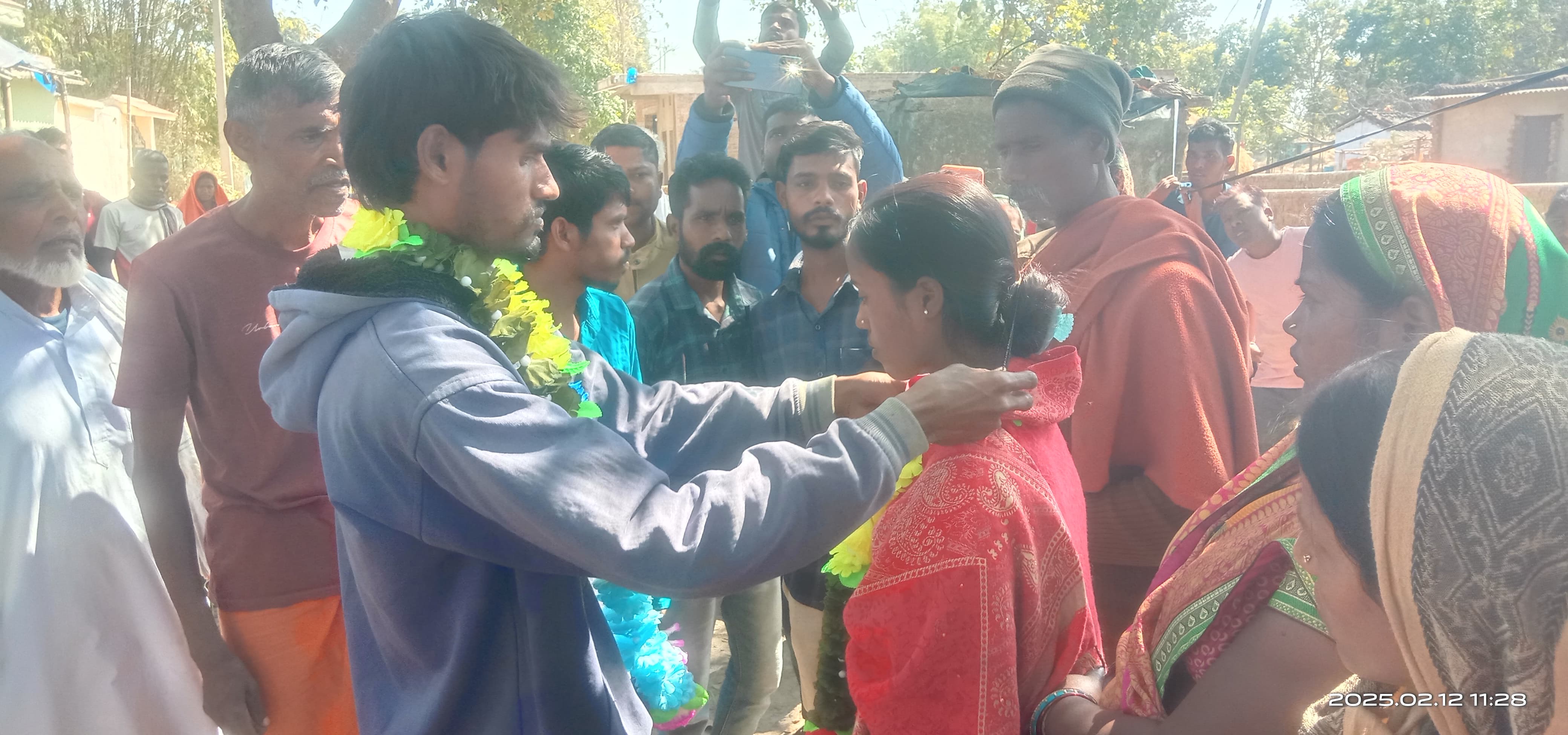 प्रेमिका से मिलने गये प्रेमी को ग्रामीणों ने पकड़ा,करायी शादी