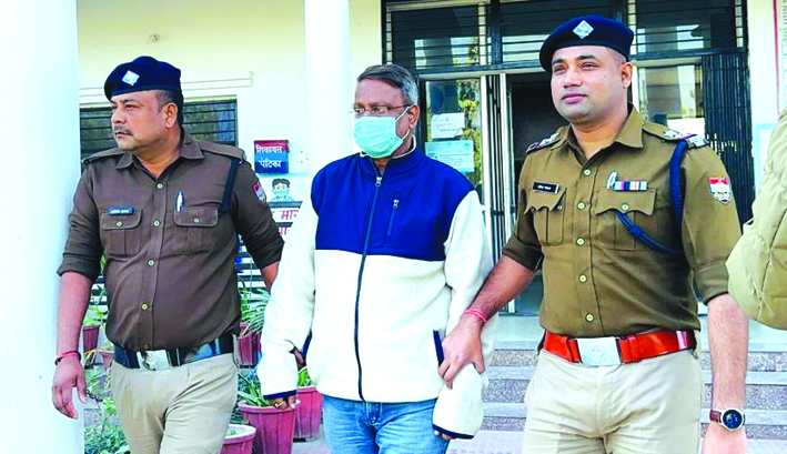 करोड़ों की ठगी करने वाले ईनामी को पुलिस ने दिल्ली से दबोचा
